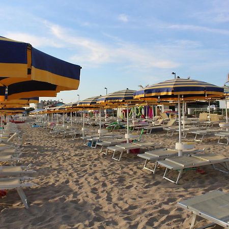 Hotel Caravel Marotta Bagian luar foto