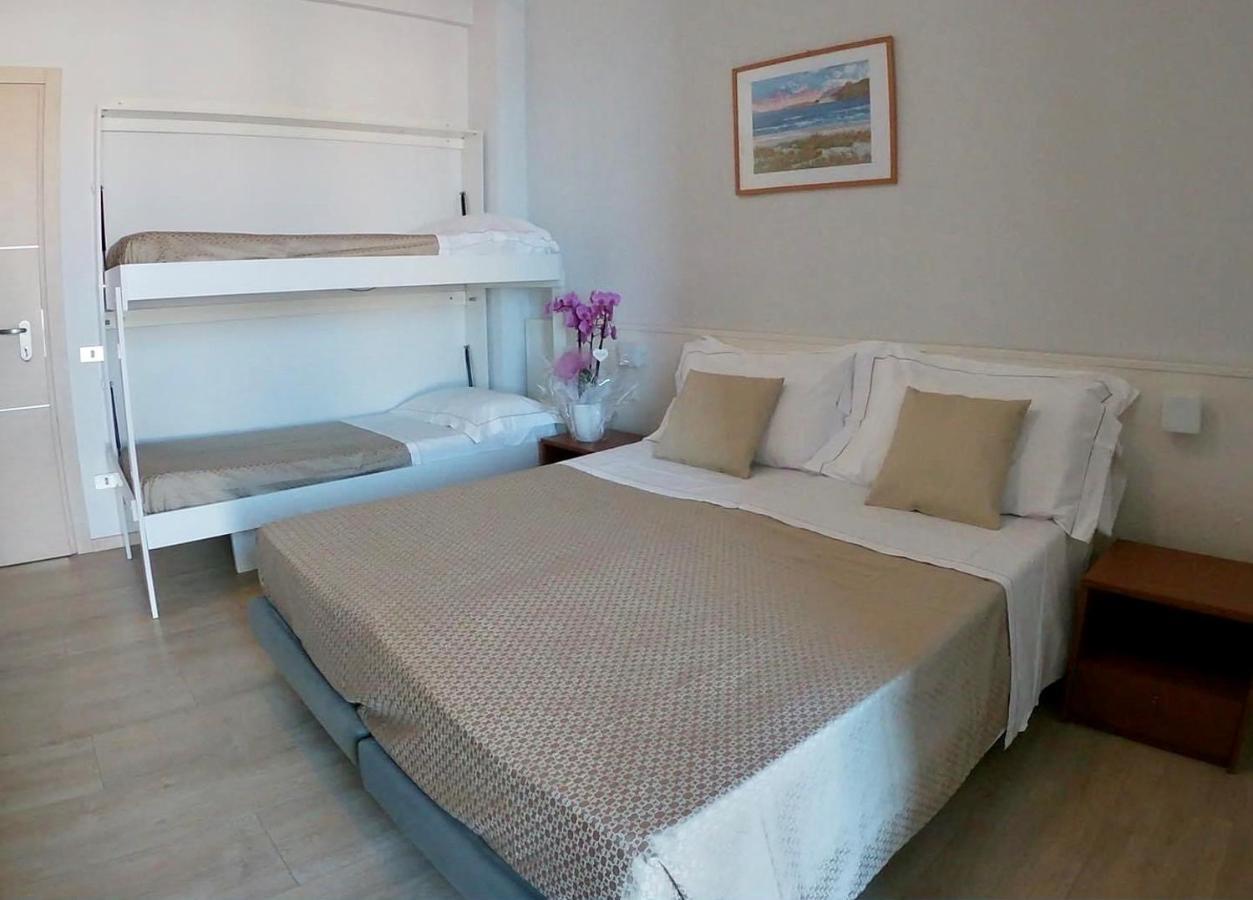 Hotel Caravel Marotta Bagian luar foto