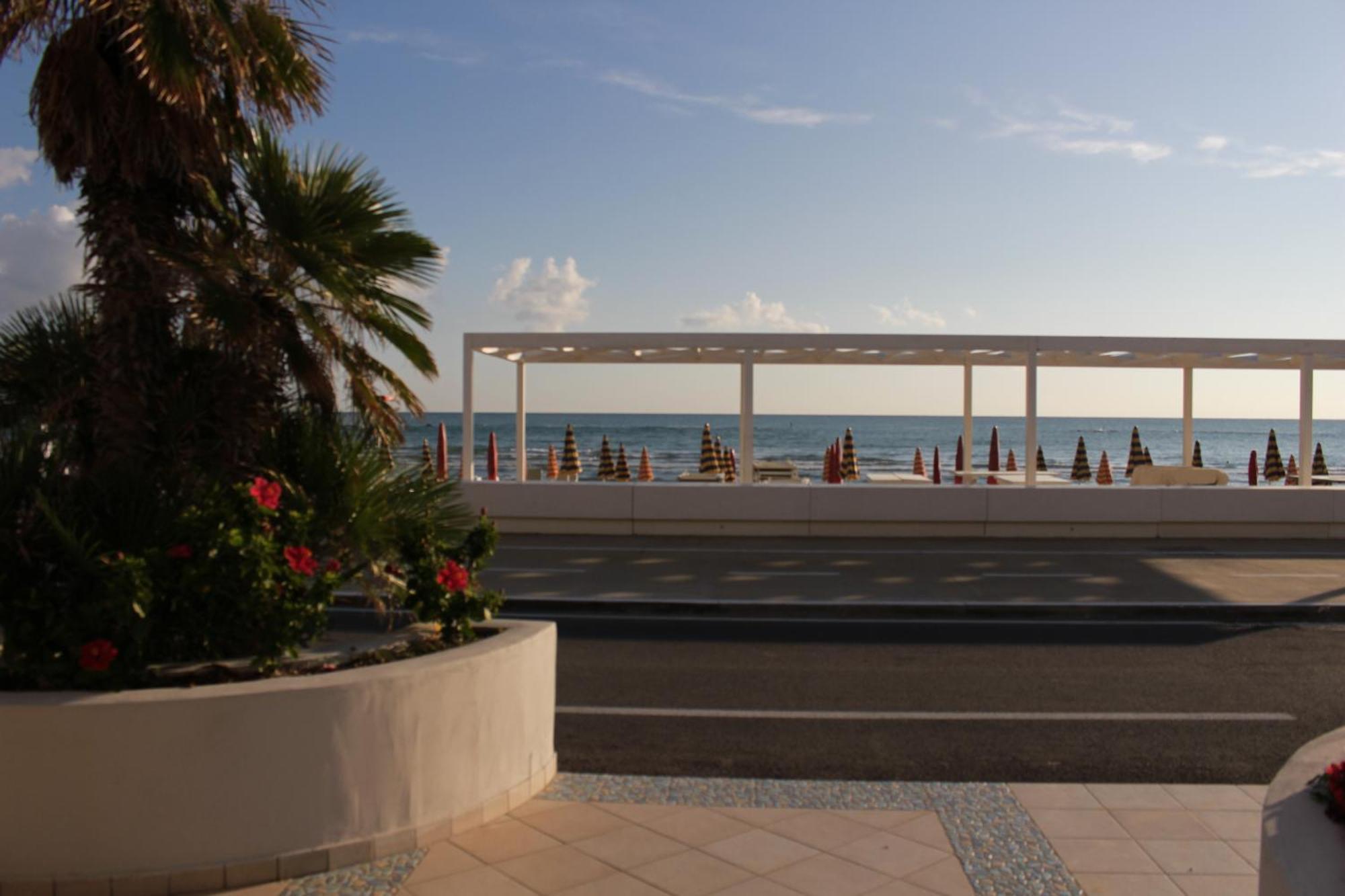 Hotel Caravel Marotta Bagian luar foto