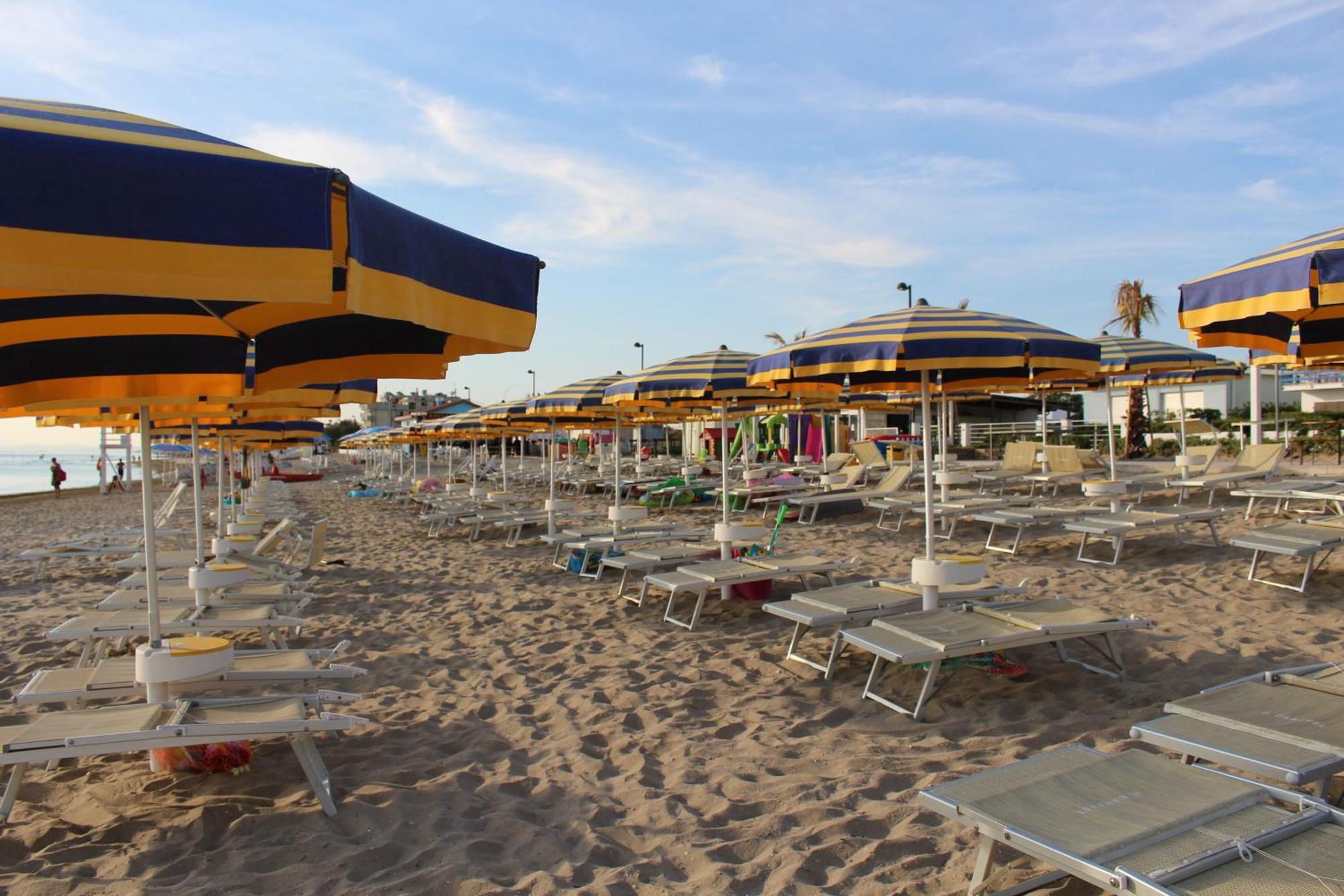 Hotel Caravel Marotta Bagian luar foto