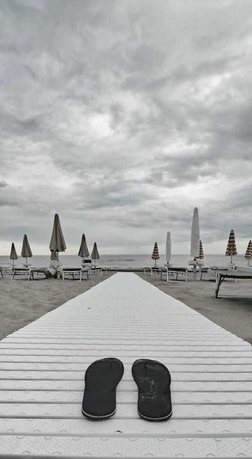 Hotel Caravel Marotta Bagian luar foto