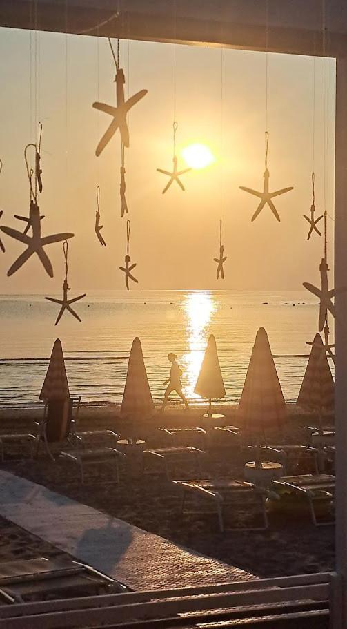 Hotel Caravel Marotta Bagian luar foto