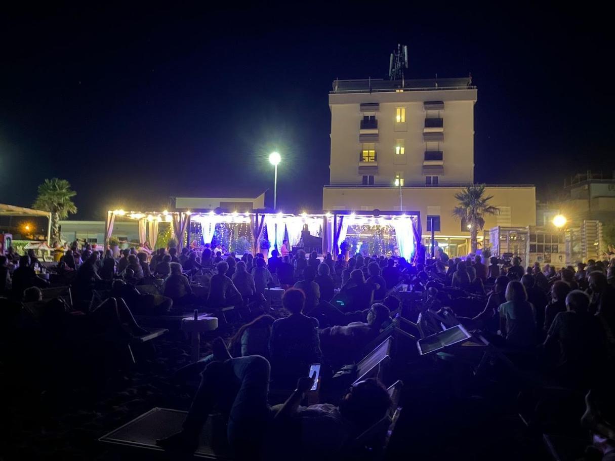 Hotel Caravel Marotta Bagian luar foto