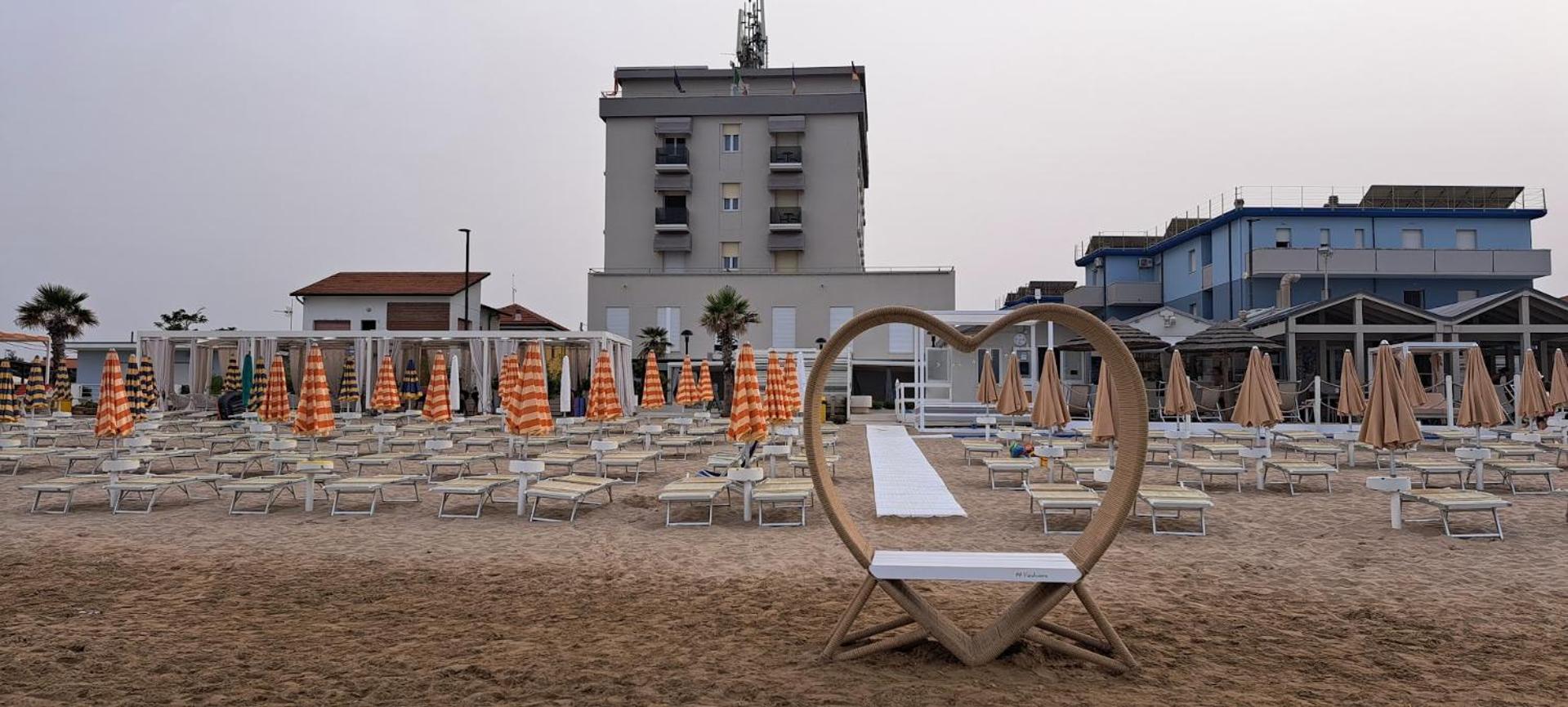 Hotel Caravel Marotta Bagian luar foto