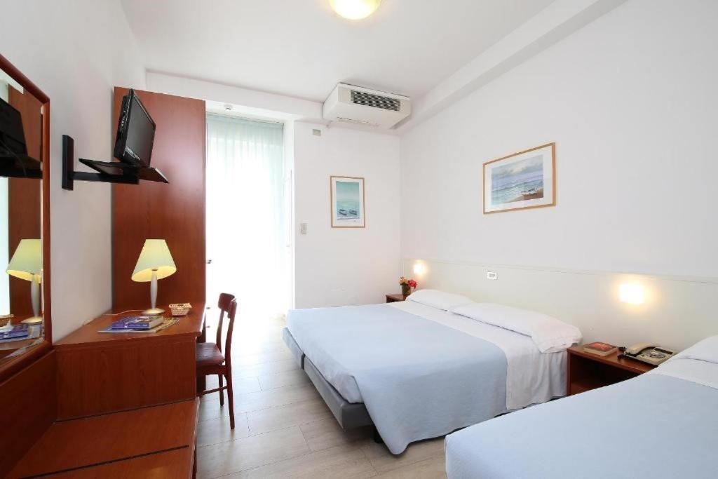 Hotel Caravel Marotta Bagian luar foto