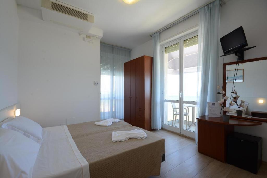 Hotel Caravel Marotta Bagian luar foto