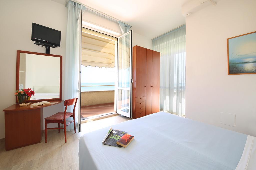 Hotel Caravel Marotta Bagian luar foto