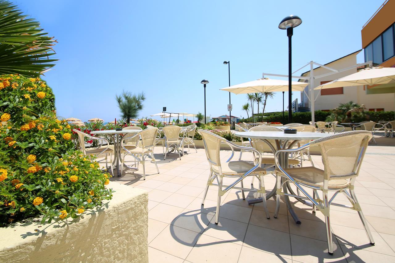 Hotel Caravel Marotta Bagian luar foto