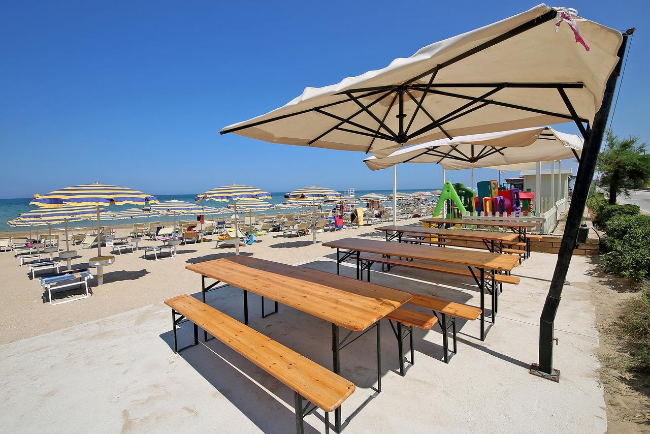 Hotel Caravel Marotta Bagian luar foto